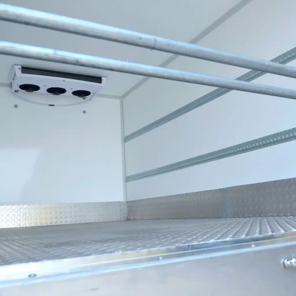 Shoring bars fitted across a refrigerated vehicle body