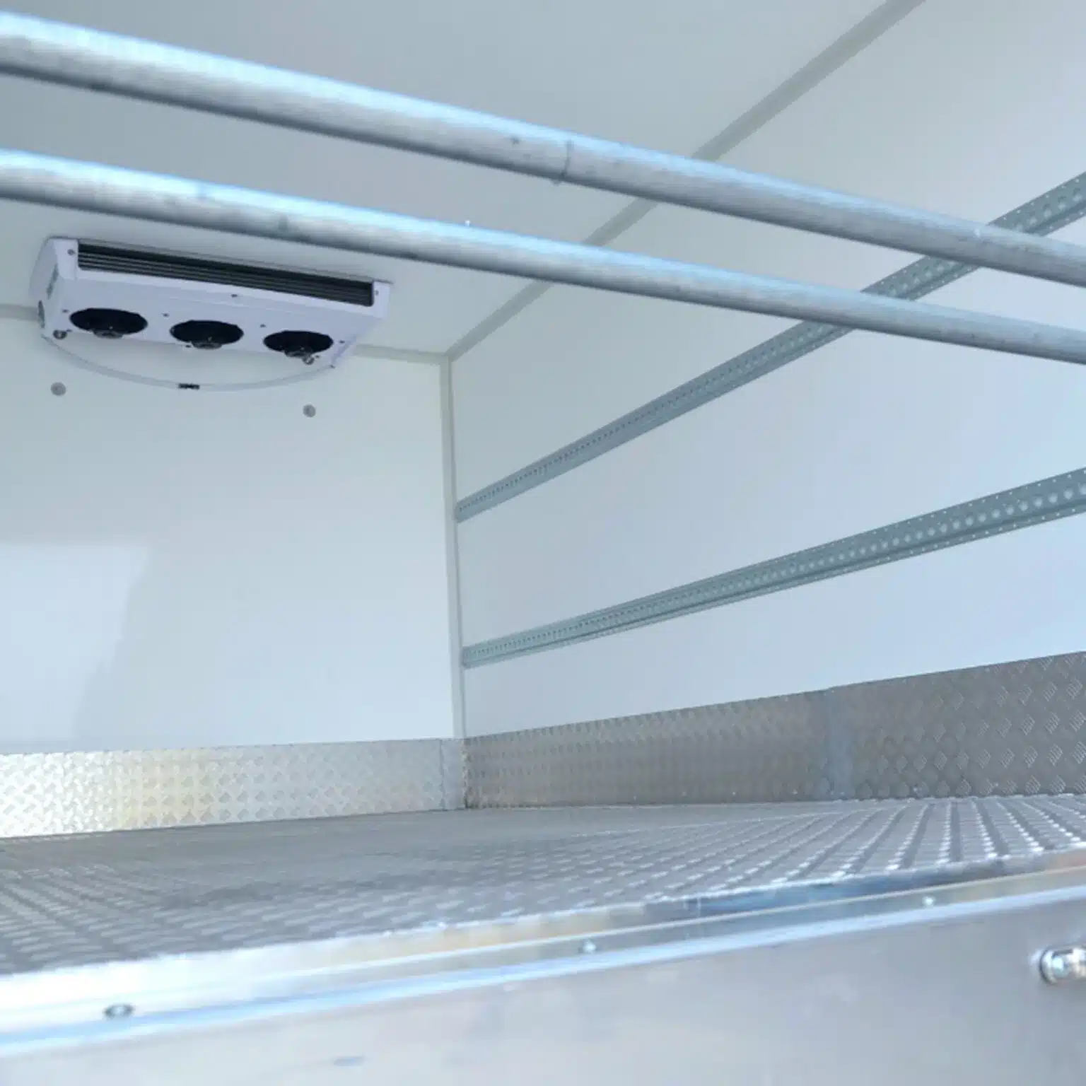 Shoring bars fitted across a refrigerated vehicle body