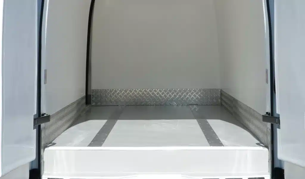Flat sealed floor in a refrigerated van body