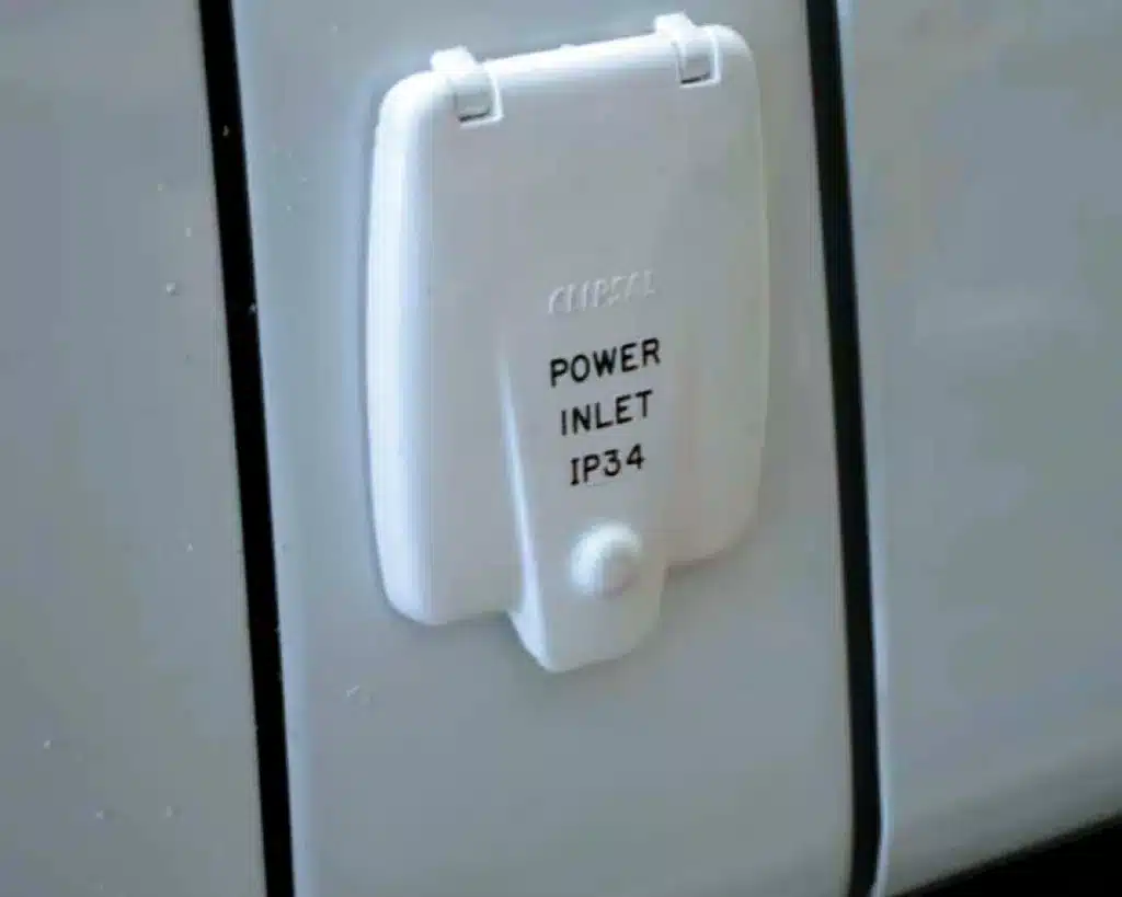 Electric stand-by power inlet on a refrigerated vehicle body
