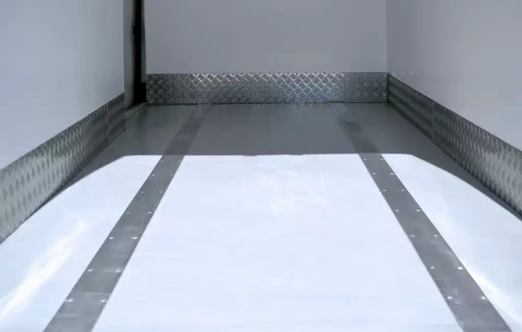 Pallet strips set into the floor of a refrigerated vehicle