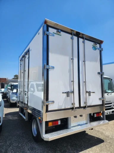 Mitsubishi Fuso Canter 515 SWB refrigerated truck, rear view